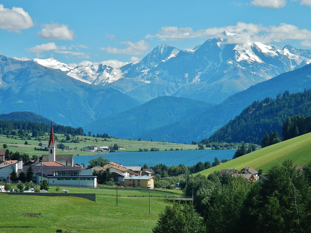 1200px-Vinschgau_mit_Blick_zum_Haidersee,_Lago_della_Muta_-_panoramio.jpg